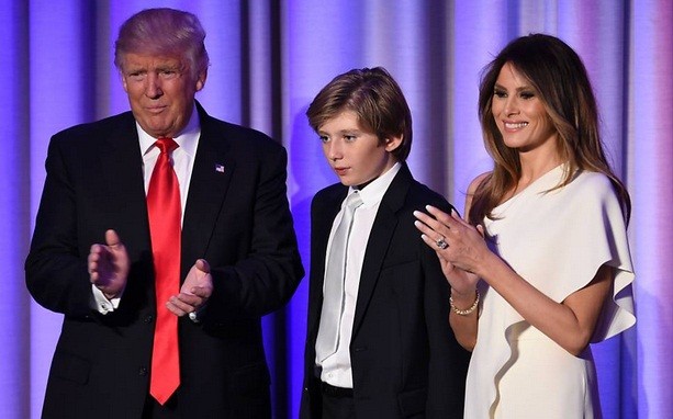 Trump comemora com o filho Baron