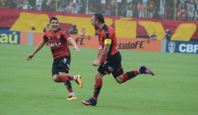 Willian Farias marcou o primeiro gol do Vitória no triunfo sobre o Figueirense (Foto: Francisco Galvão/ECV/Divulgaçã