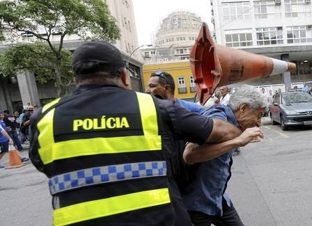 Caco foi agredido com um cone de trânsito. Foto: O Globo