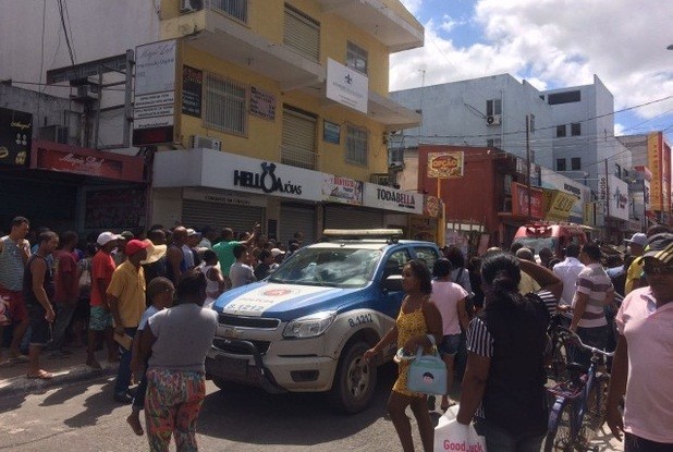 Rua da farmácia cheia de populares. Foto: Juliana Almirante/G1