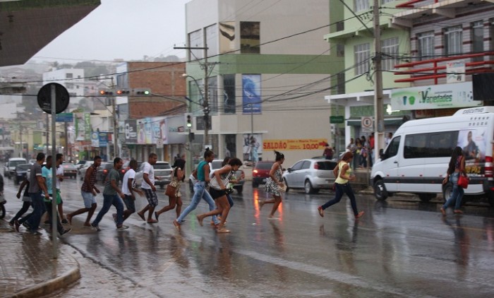 Estudantes tentam se livrar da chuva. Fotos: Blog Marcos Frahm