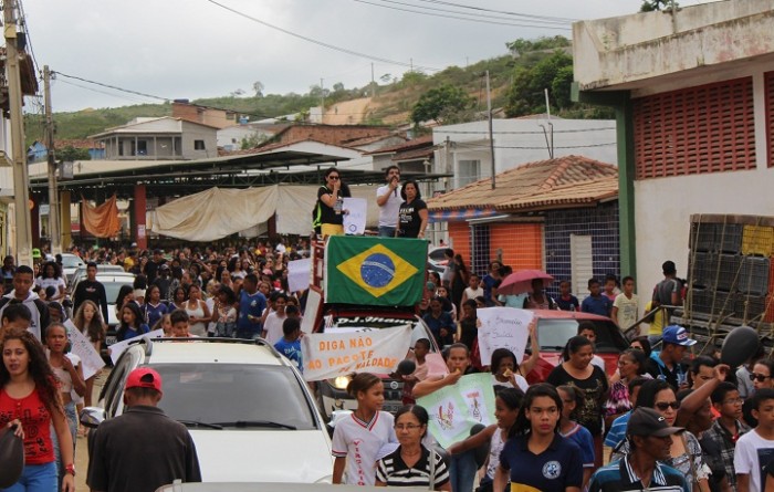 Manifestantes percorreram a Praça dos Imigrantes, no Centro