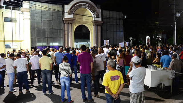 Manifestantes em frente à Câmara. Foto: Zenilton Meira