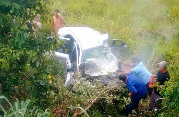 Carro caiu num barranco. Foto: Reprodução | Teixeira News