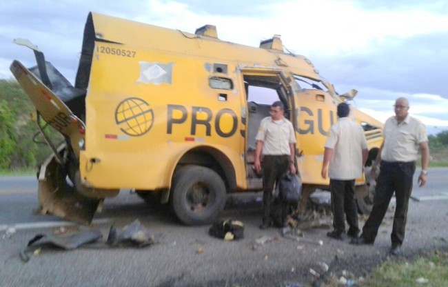Carro foi explodido e malotes roubados. Foto: Site Portal Poções