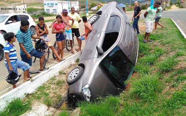 Veículo Toyota Etios tombou. Foto: Leitor do MF