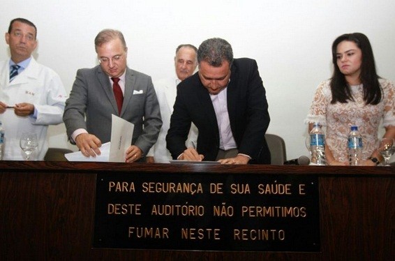 Rui autoriza contrato Liga Baiana Contra o Câncer. Foto: Camila Souza