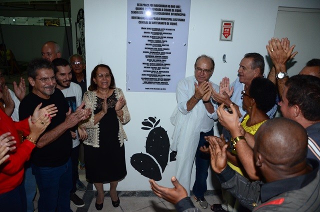 Sob aplausos, Tânia entrega Praça. Foto: Zenilton Meira