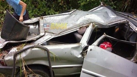 Fiat Uno ficou destruído. Foto: Reprodução | Voz da Bahia