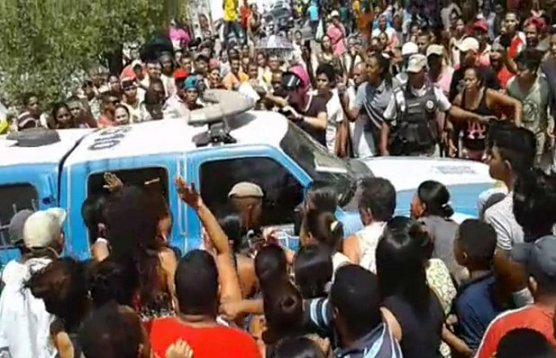 Multidão ocupa entrada da Delegacia. Foto: Notícias de Santa Luz