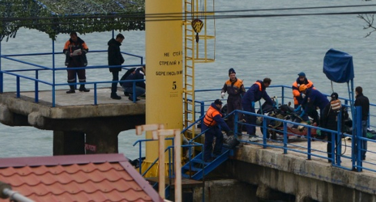 Equipes de resgate russas recolhem destroços de avião militar que caiu no mar Negro