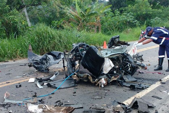 Carro ficou destruído em acidente Foto: Leitor BMF/WhatsApp 