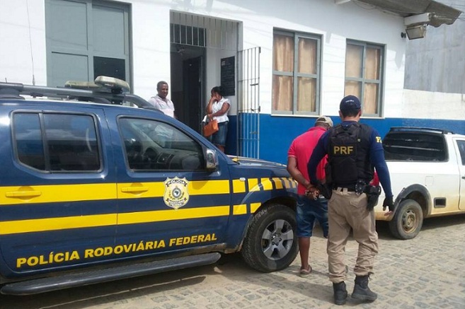 Homem é preso com veículo roubado. Foto: Divulgação/PRF
