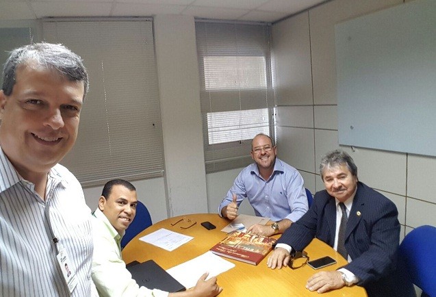 Giuliano e Aderbal com representantes da Coelba