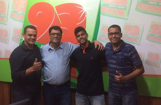 Jogador Braan, com primos e o jornalista Wilson