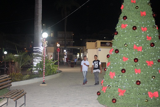 Árvore luminosa integra a decoração de Natal em Jaguaquara 