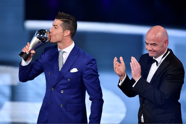 Cristiano Ronaldo beija troféu de melhor do mundo. Foto: Divulgação