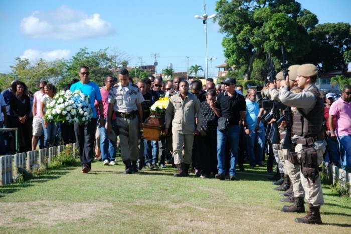 Corpo do PM foi enterrado sob comoção. Foto: Vagner Souza