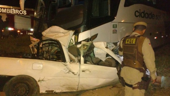 Pick-up ficou destruída ao bater com ônibus. Foto: Divulgação/PRF