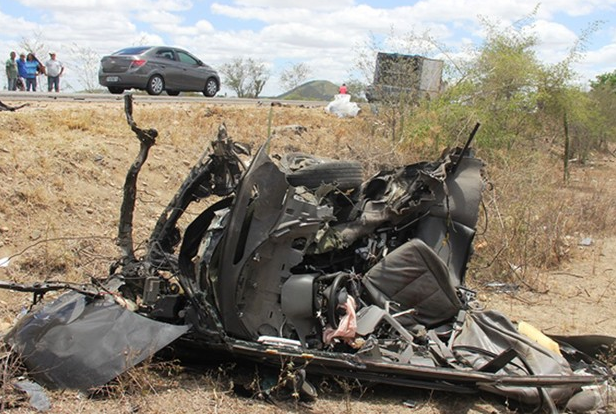 Carro ficou completamente destruído. Foto: Calila Notícias