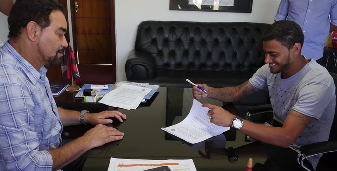 Cleiton Xavier assinou contrato. Foto: R. Santin / EC Vitória