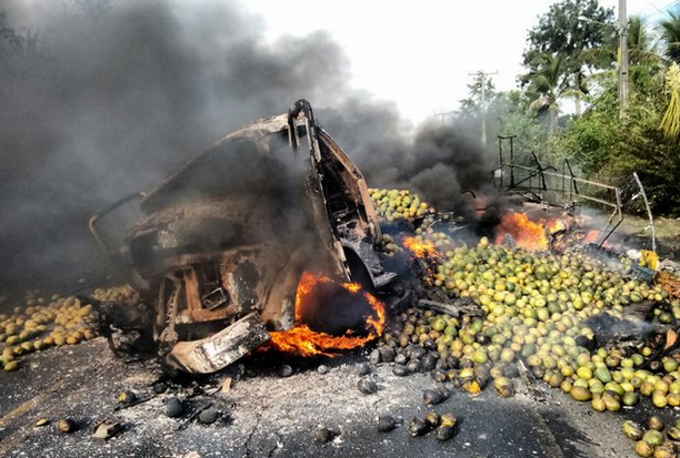 Caminhão levava frutas. Fotos: Jornal Correio