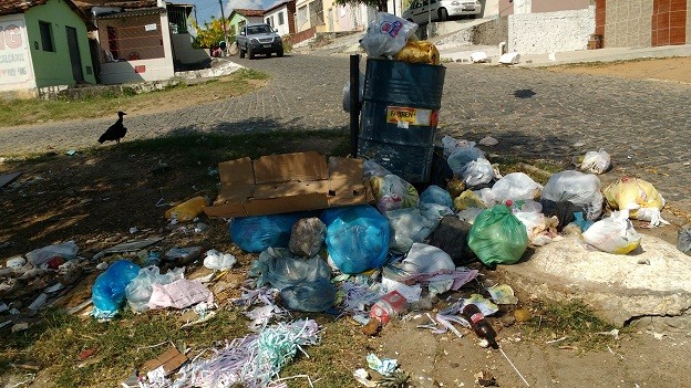 Acúmulo de lixo nas ruas de Jequié. Fotos: Blog Marcos Frahm