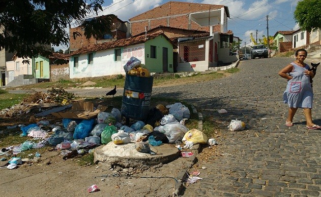 Lixo fica acumulado nas ruas de Jequié. Foto: Blog Marcos Frahm