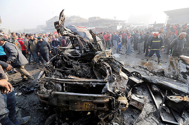 Destroços do carro-bomba, em Bagdá