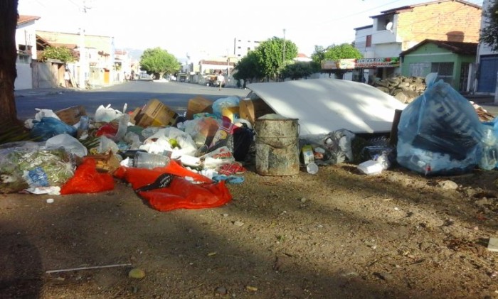 Cenário ainda é de sujeira em Jequié. Foto: Zenilton Meira