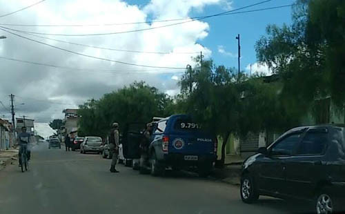 Polícia conduziu pessoas à Delegacia. Foto: Blog do Rodrigo Ferraz