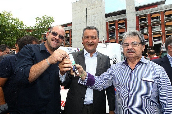 Rui Costa entrega chave da ambulância a Giuliano. Fotos: Camila Souza