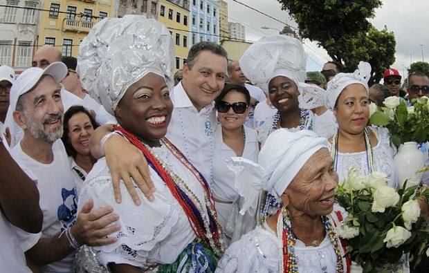Rui Costa e Aline Peixoto, com baianas, no cortejo do Bonfim