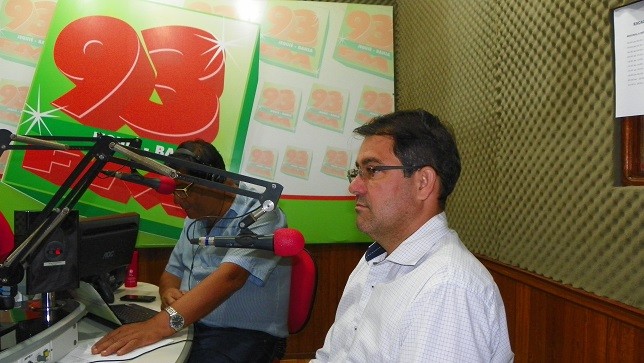 Gilmar concede entrevista a Rádio 93. Foto: Jequié Repórter