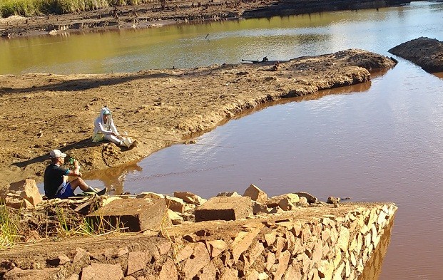 Pescadores invadem barragem em colapso. Foto: Blog Marcos Frahm