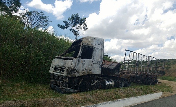 Carreta ficou destruída com fogo. Fotos: Blog Marcos Frahm