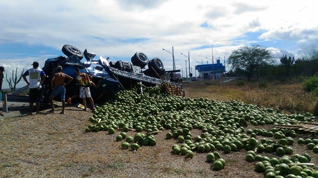 Carga de coco verde transportada por caminhão se espalhou