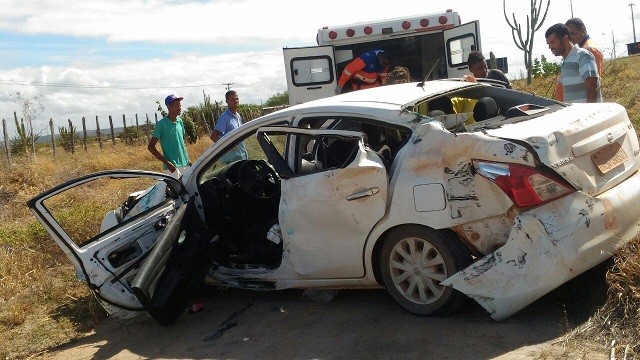 Carro Nissan Versa provocou acidente. Fotos: Blog Marcos Frahm