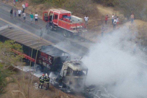 Cabine da carreta ficou destruída. Foto: Divulgação/Corpo de Bombeiros