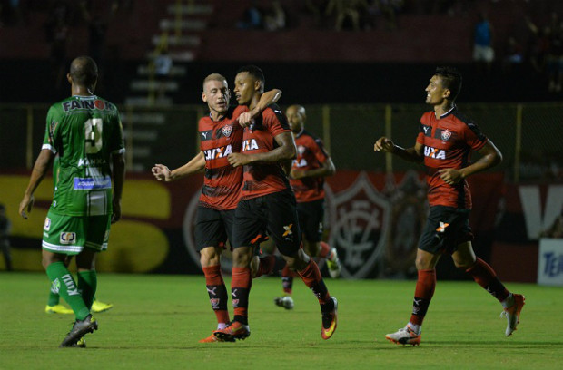 avid comemora o golaço que marcou e abriu o placar no Barradão (Foto: Betto Jr )