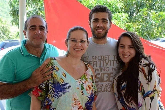 Lorena Bulhões ao lado do esposo José Sérgio “Pit” e dos filhos do casal Lucas e Larissa