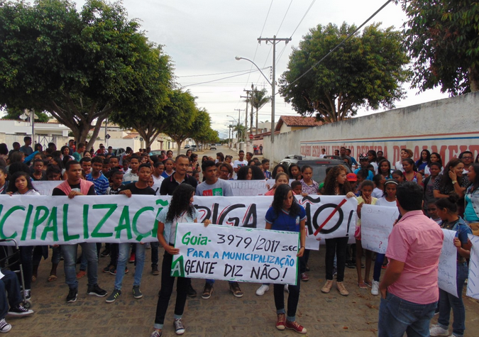 Protesto em frente a escola estadual. Foto: Blog Marcos Frahm