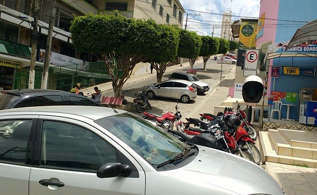 Carros flagrados em vagas de motos. Foto: Blog Marcos Frahm