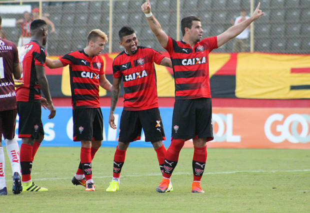 Kieza comemora gol com André Lima. Foto: Maurícia da Matta / EC Vitória
